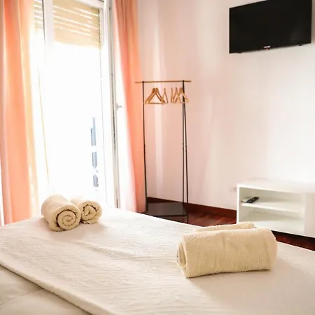 Aura Rent Of With Shared Kitchen Pensión